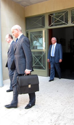 Jorge Yacobi Y Bernardo Campos, Junto A Su Abogado, A La Salida De Los Juzgados 