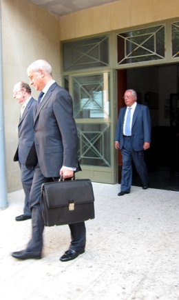 Jorge Yacobi Y Bernardo Campos, Junto A Su Abogado, A La Salida De Los Juzgados 