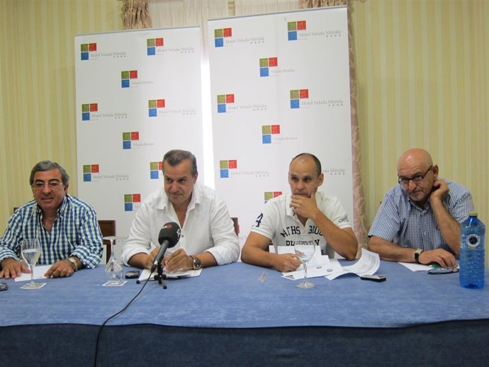 Miembros De Las Plataformas 'Refinería Si' De Extremadura