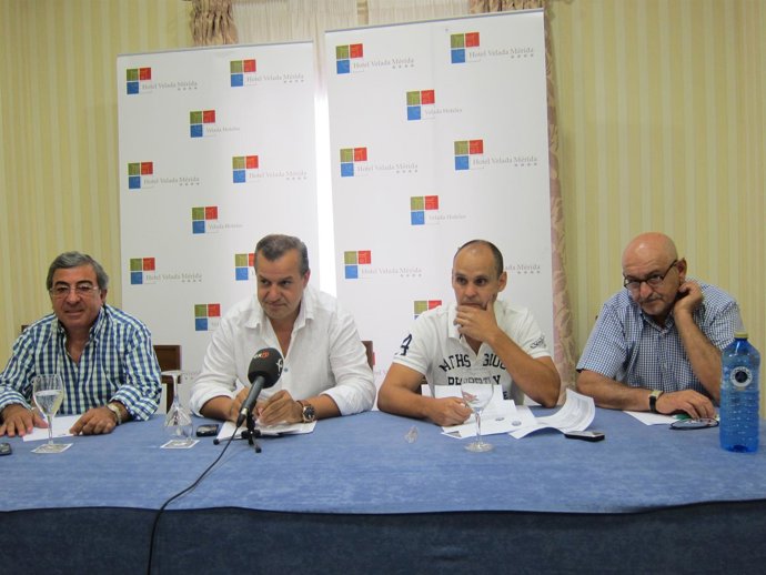 Miembros De Las Plataformas 'Refinería Si' De Extremadura