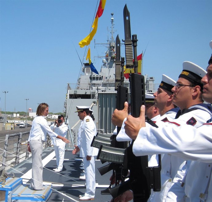 Carme Chacón Saluda A La Dotación Del BAM 'Meteoro'