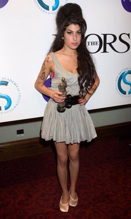 Posado De Amy Winehouse Con Minivestido Y Zaptillas De Ballet