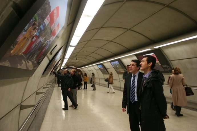 Aurkezpenean parte hartu duten Prego eta Heras erakusketa ikusten