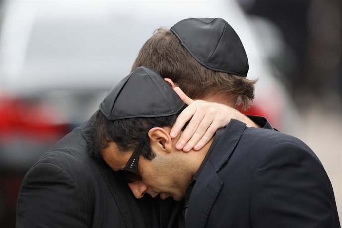 Dos Humoristas Brasileños Se Cuelan En El Funeral De Amy Winehouse