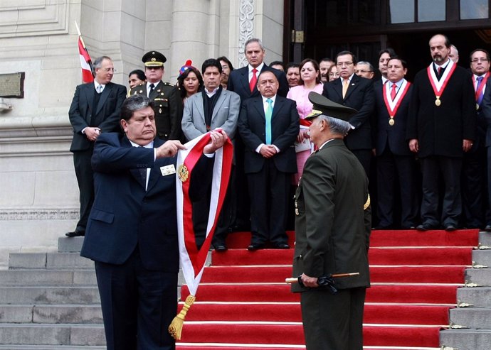 El Mandatario Peruano Saliente, Alan García, Entregrando La Banda Presidencial.