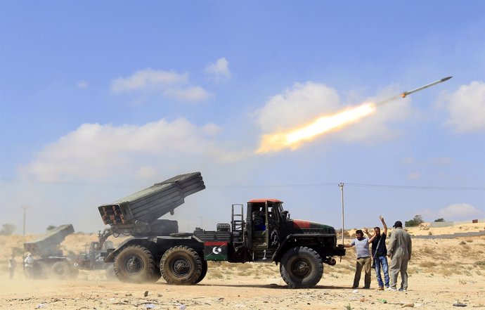Lanzadores De Cohetes Rebeldes En Las Cercanías De Misrata