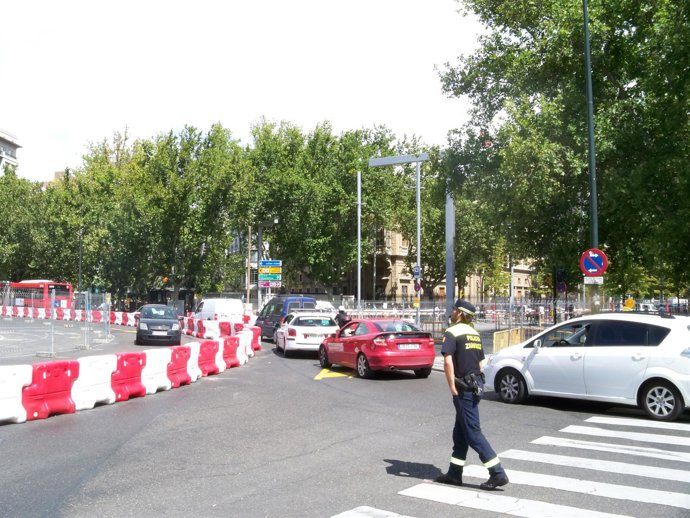 Un Policía Regula El Tráfico En La Plaza Paraíso En Zaragoza