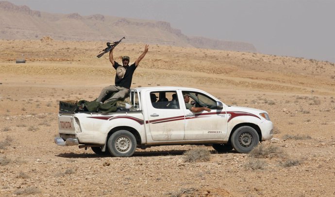 Rebeldes Libios Vagando Por El Desierto Norteafricano