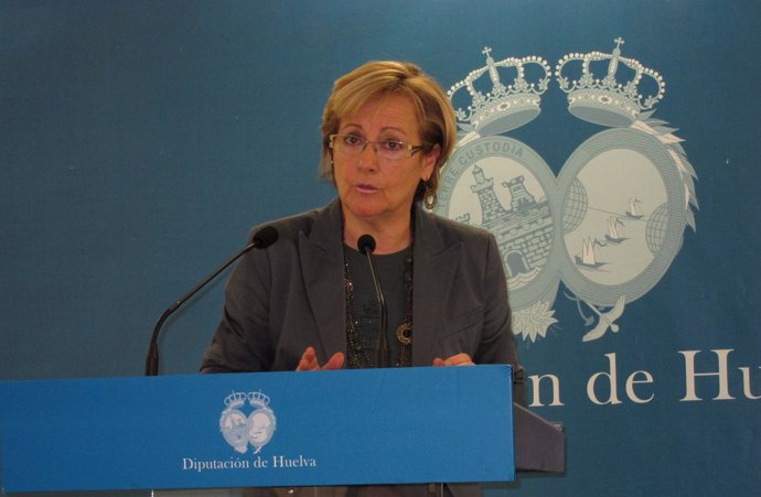 La presidenta de la Diputación, Petronila Guerrero, ante los medios. 