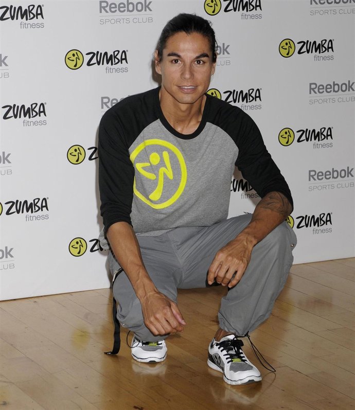 Posado De Julio José Iglesias Como Imagen De Zumba 