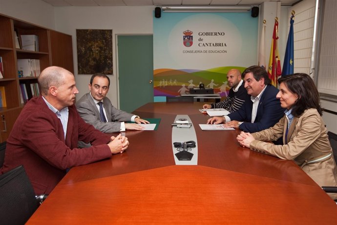 El Consejero De Educacion, Cultura Y Deporte, Miguel Angel Serna, Se Reune Con E
