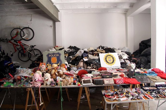 Objetos De 'Top Manta' Decomisados En Roses (Girona)