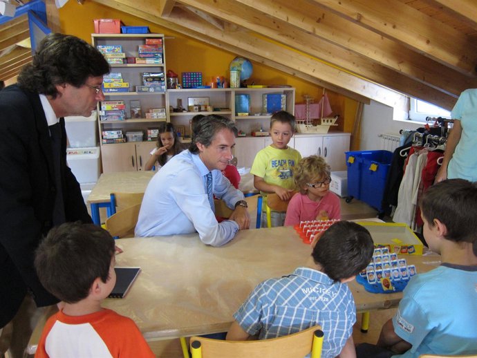 El Alcalde Y El Concejal Con Niños De 'La Gota De Leche'