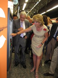 Aguirre explica a una usuaria que los precios del abono transporte están "congelados"