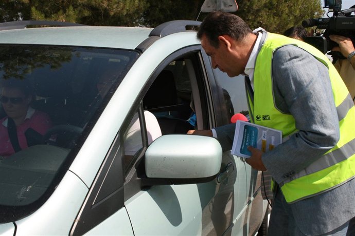 Cecilio Vadillo Informa A Los Conductores En La Operación Especial De Tráfico