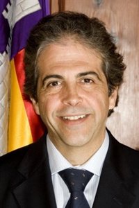 El Govern no descarta retrasar hasta el 2013 o aplicar gradualmente la libre elección de lengua en la educación