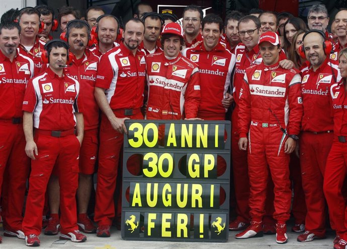 Fernando Alonso Recibe La Felicitación Por Su 30 Cumpleaños