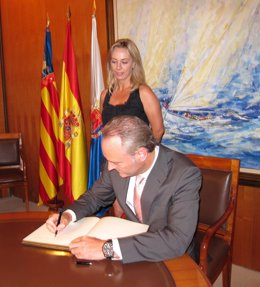 Fabra Firmando El Libro De Alicante En El Despacho De Alcaldía De Sonia Castedo