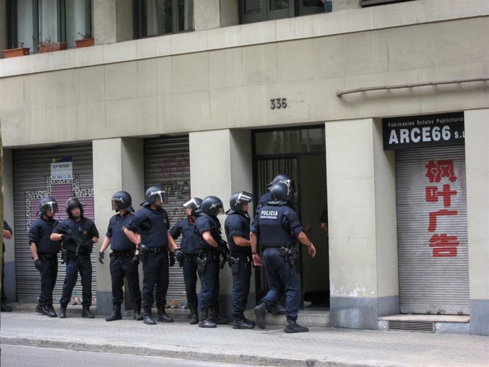Los Mossos Accediendo Al Edificio Del Tiroteo
