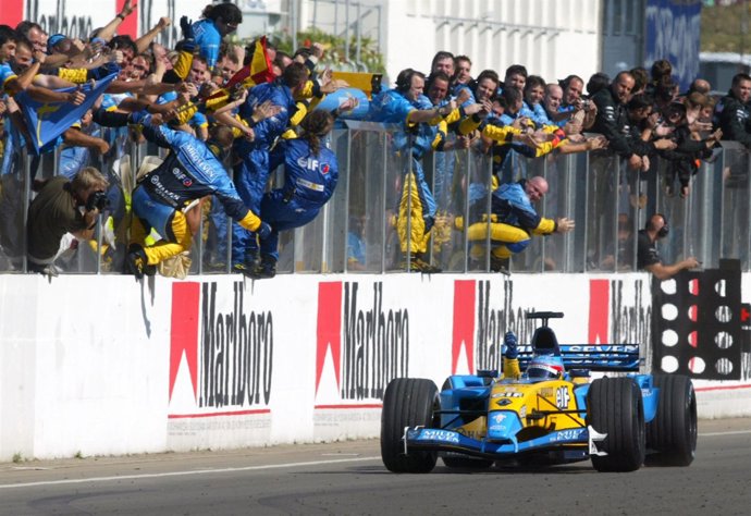 Fernando Alonso Celebra Su Primera Victoria En La F-1 En Hungría