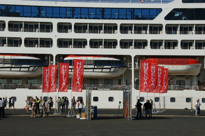 El Buque Adonia Atraca En El Muelle Sur Del Puerto De Huelva.