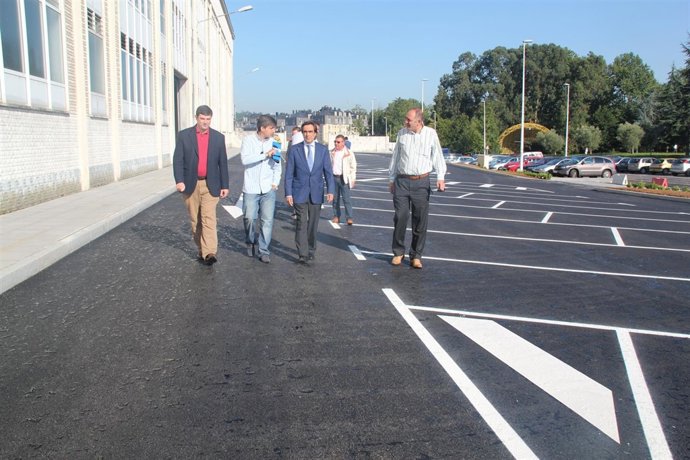 El Alcalde Y Los Concejales De Torrelavega Durante La Visita