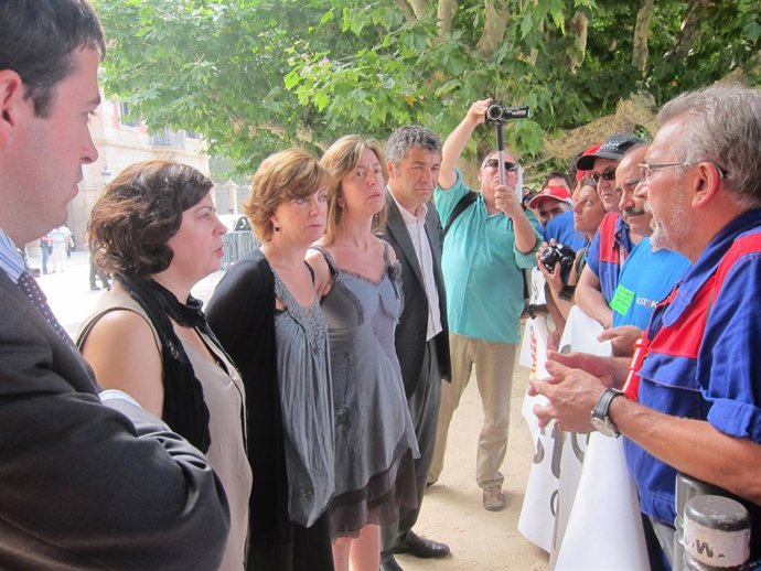 Diputados Conversando Con Trabajadores De Alstom Ante El Parlament