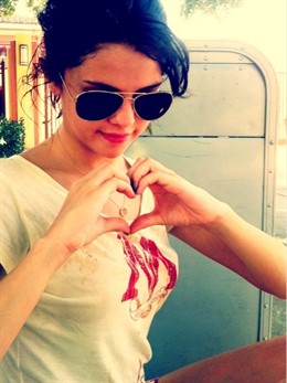 Selena Gomez Con Las Manos Dibujando Un Corazón