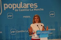 Cospedal: "Los españoles quieren mirar al futuro y no más portavoces del GAL ni ministros del Bar Faisán"