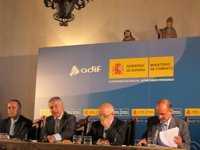 Blanco expone una batería de datos técnicos para llegada del AVE en 2015 y alerta de "recortazo" del PP si gobierna