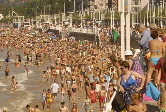 Bañistas en una playa asturiana