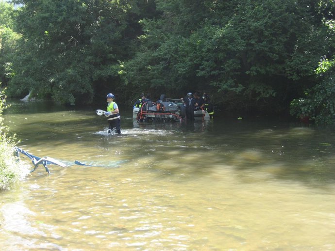 Un Vehículo Se Ha Salido De La Calzada Y Ha Caído Al Río Ulzama, En Sorauren.