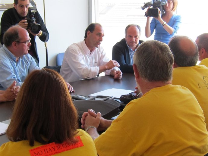 Diego Y Fernández, Con Los Afectados Por Derribos 