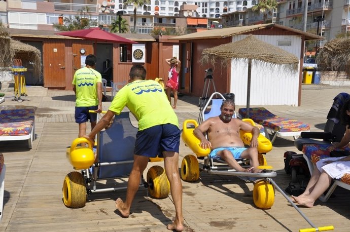Socorristas En La Parcela Playa Discapacitados Verano