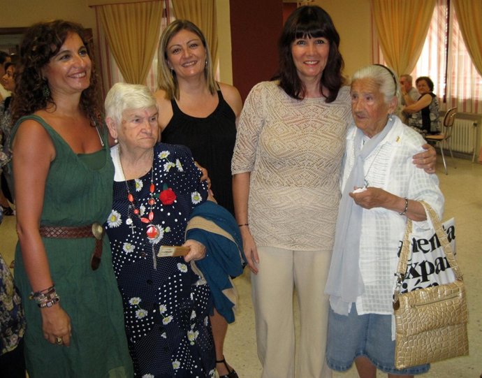 María Jesús Montero Y Micaela Navarro, Con Mayores De La Residencia Heliópolis