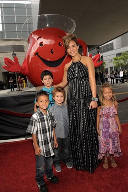 Jessica Alba Con Sus Compañeros De Reparto (Niños)