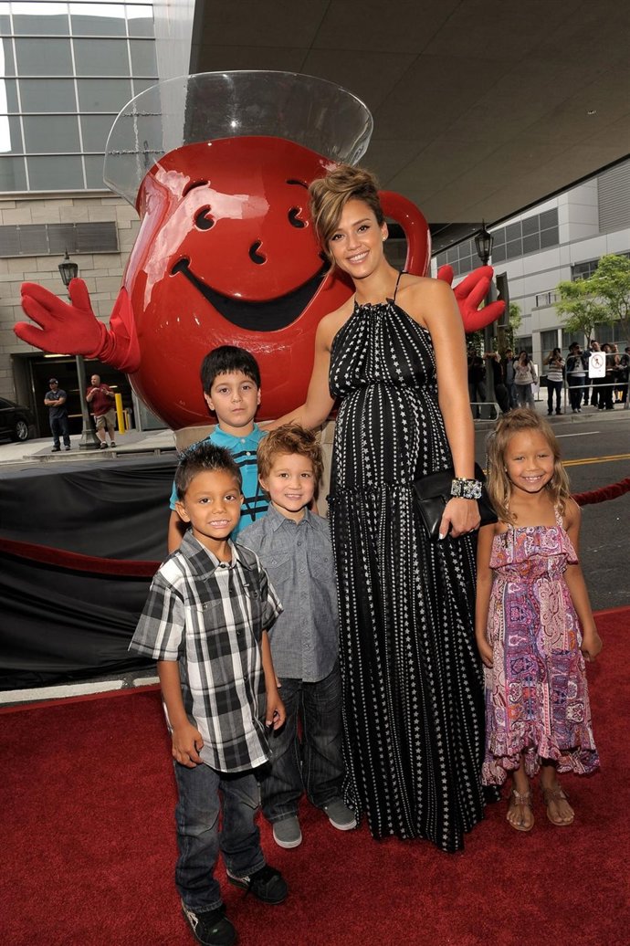 Jessica Alba Con Sus Compañeros De Reparto (Niños)