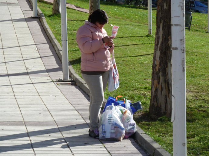 Repasando la lista de la compra en un supermercado