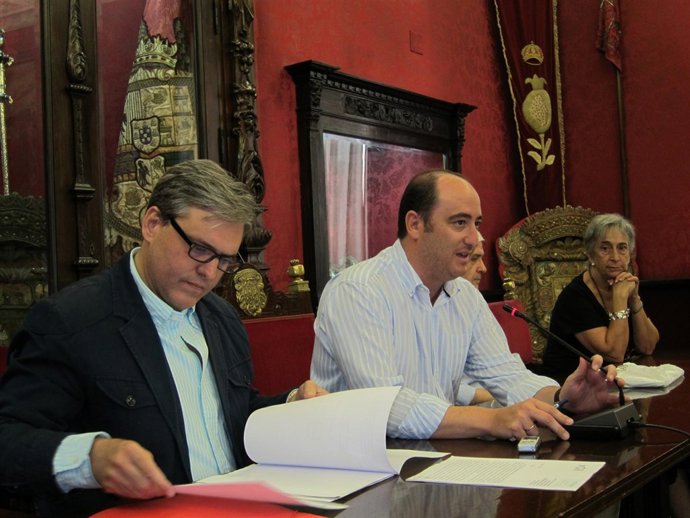 El Concejal De Cultura De Granada, Juan García Montero, Y César Girón