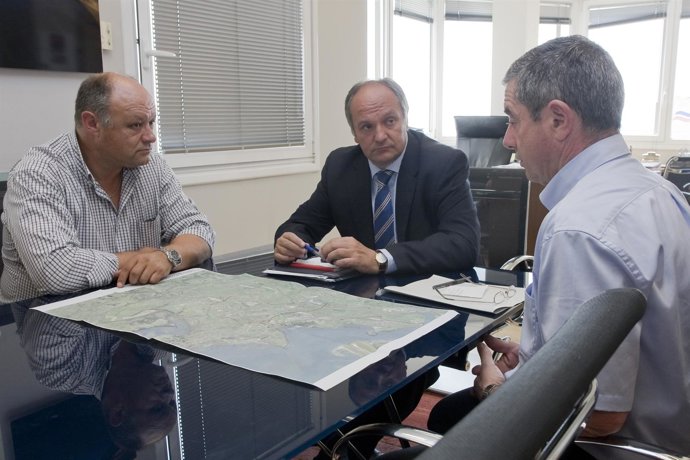 Consejero  De Urbanismo, Javier Fernández, Y Alcalde Marina De Cudeyo