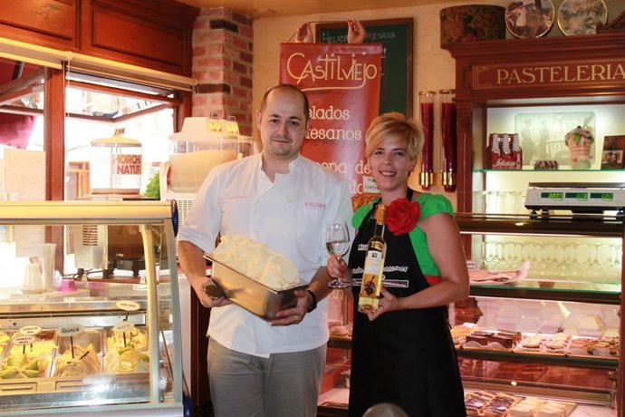 Lazaro Sanabria Y Beatriz Fernández Posan Con El Helado De Liberalia Uno
