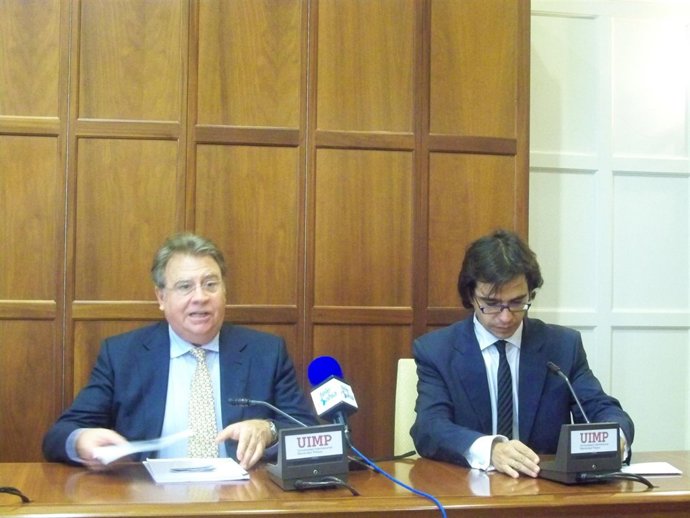 El Presidente Del Jurado Del Premio Alegría Y El Concejal De Cultura