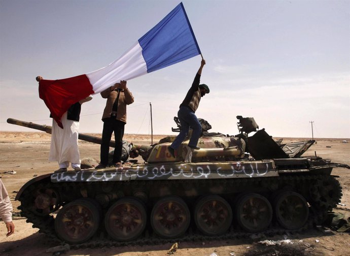 Despliegan una bandera francesa en un tanque destruido en Libia