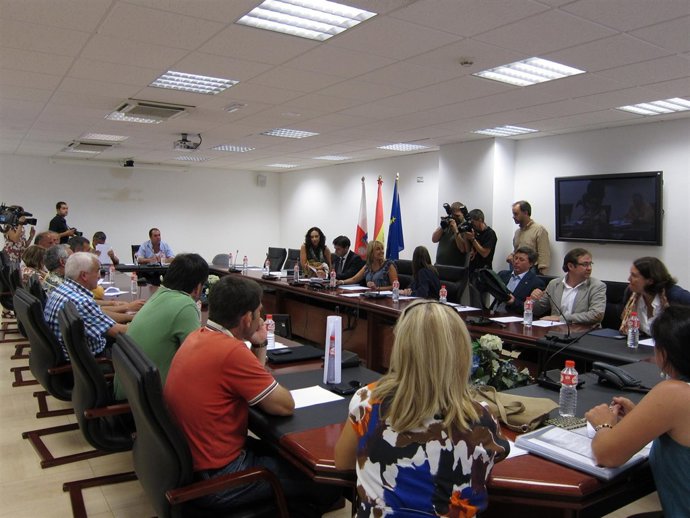 Las Consejeras Y Los Afectados Al Comienzo De La Reunión