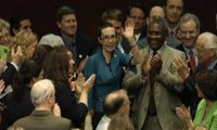 Giffords, recibida con aplausos en su regreso a la vida política