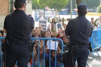 Los servicios de limpieza retiran los restos de la acampada sin disturbios y entre un amplio efectivo policial