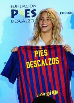 Shakira Posando Con Una Camiseta Solidaria Del Barça