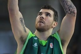 Guilem Rubio Lanza A Canasta En Un Partido