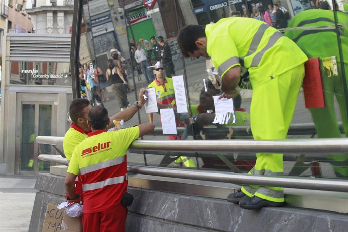 Los Servicios De Limpieza Desmantelan El Campamento De Indignados