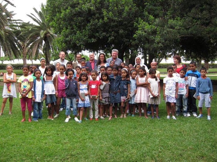 La Primera Teniente Alcalde, Mari Carmen Hernández, Con Niños Saharauis